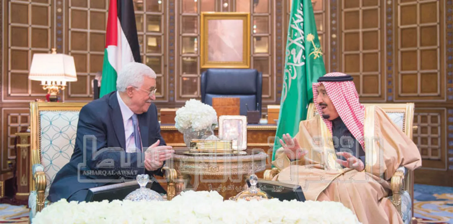 خادم الحرمين الشريفين لدى استقباله الرئيس الفلسطيني (تصوير: بندر الجلعود)