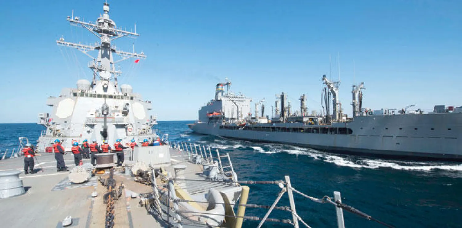 سفينة أميركية حربية في خليج عمان أمس (أ.ب)