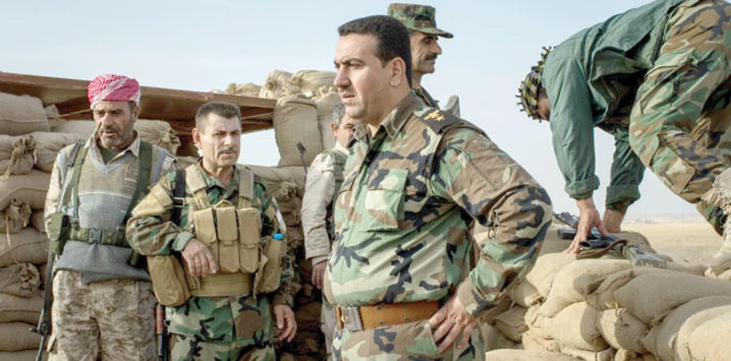 العقيد يادجار هاجران بين جنوده من البيشمركة الكردية على الخطوط الأمامية في مواجهة «داعش» بشمال العراق (واشنطن بوست)