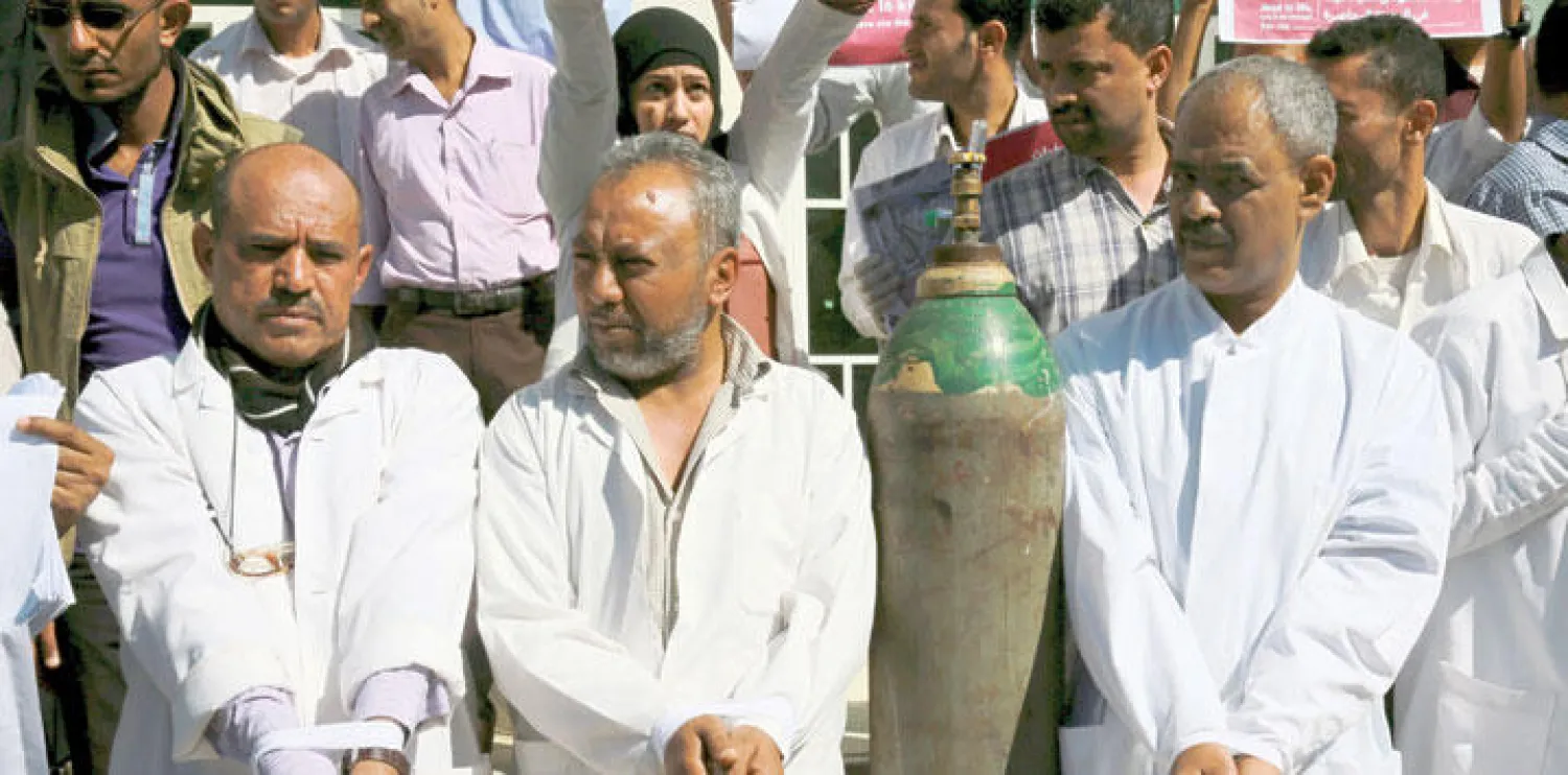 عناصر من الطاقم الطبي في مستشفى الثورة في مدينة تعز يبدون مقيدي الأيدي في قبضة الحوثيين (رويترز)