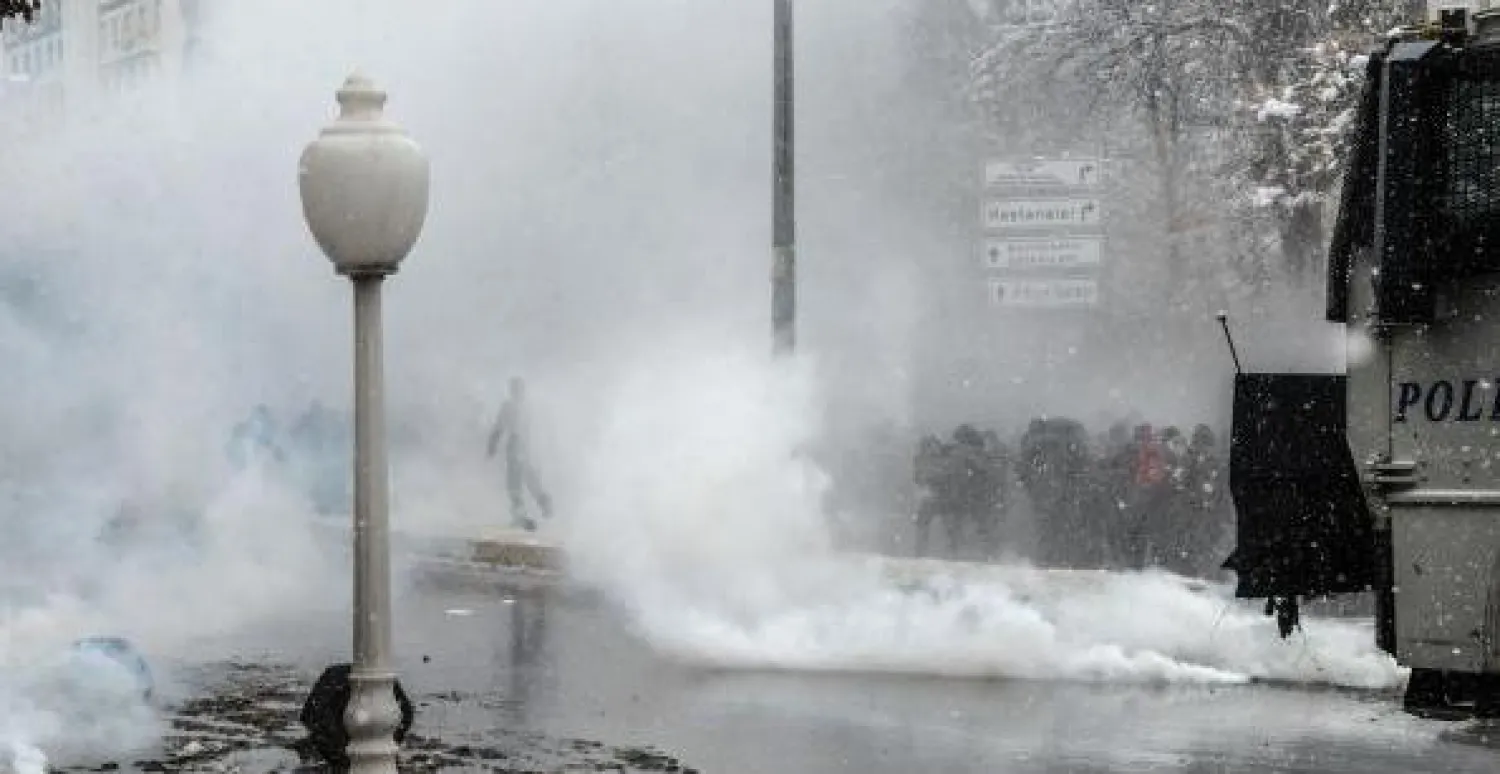 إسطنبول تكتسي بالثلوج ومئات الرحلات الجوية تلغى