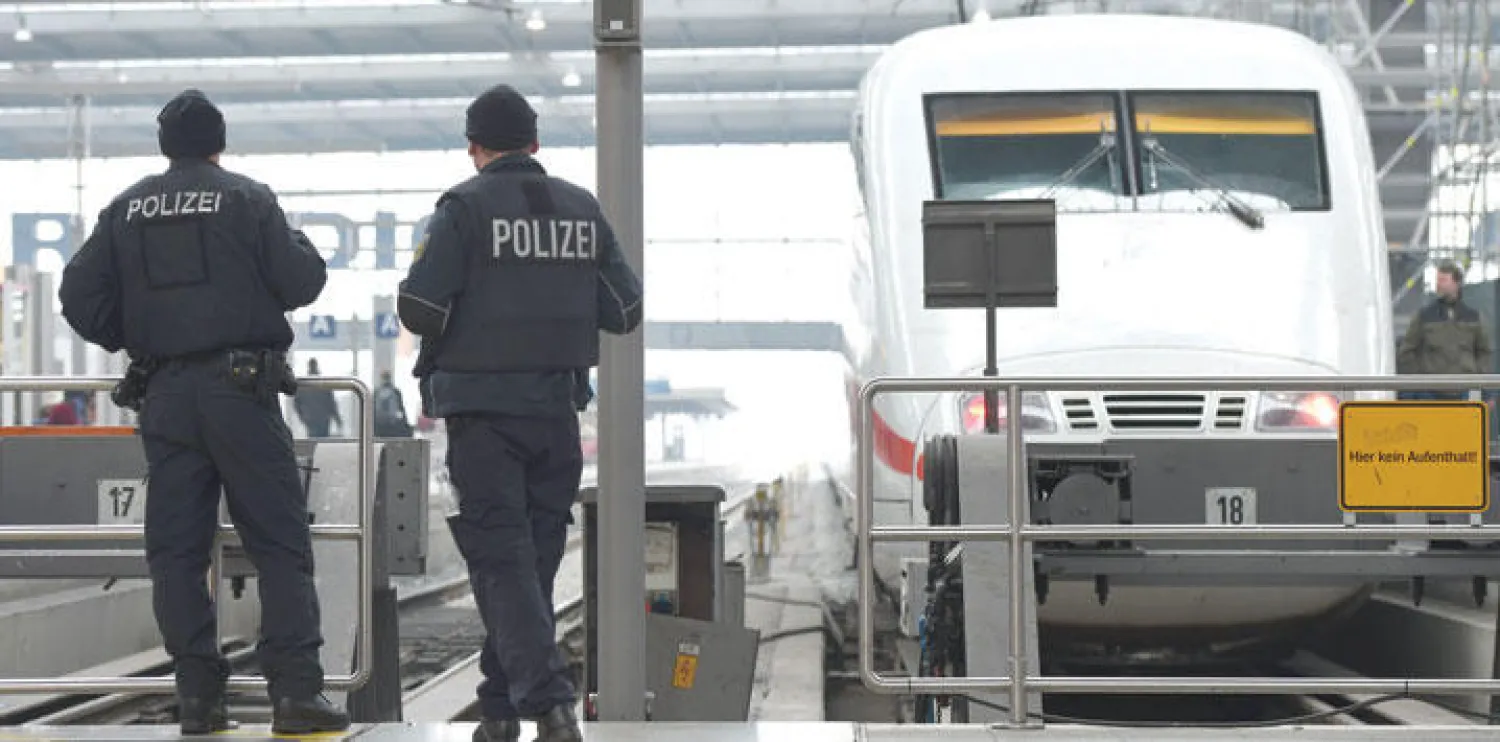 جنديان من الشرطة الألمانية داخل محطة قطارات ميونيخ الرئيسية عقب رفع درجة التأهب الأمني في المدينة أمس خوفًا من عمليات إرهابية (أ.ف.ب)