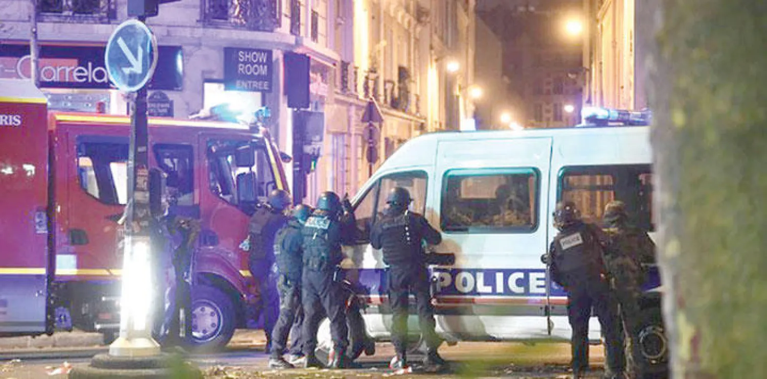 ضباط فرقة مكافحة الإرهاب الفرنسية وصلوا بعد نصف ساعة إلى  قاعة الحفلات الموسيقية «باتاكلان» التي قتل بها 90 شخصًا من أصل 130 ضحية منذ لحظة بدء الهجمات (نيويورك تايمز)