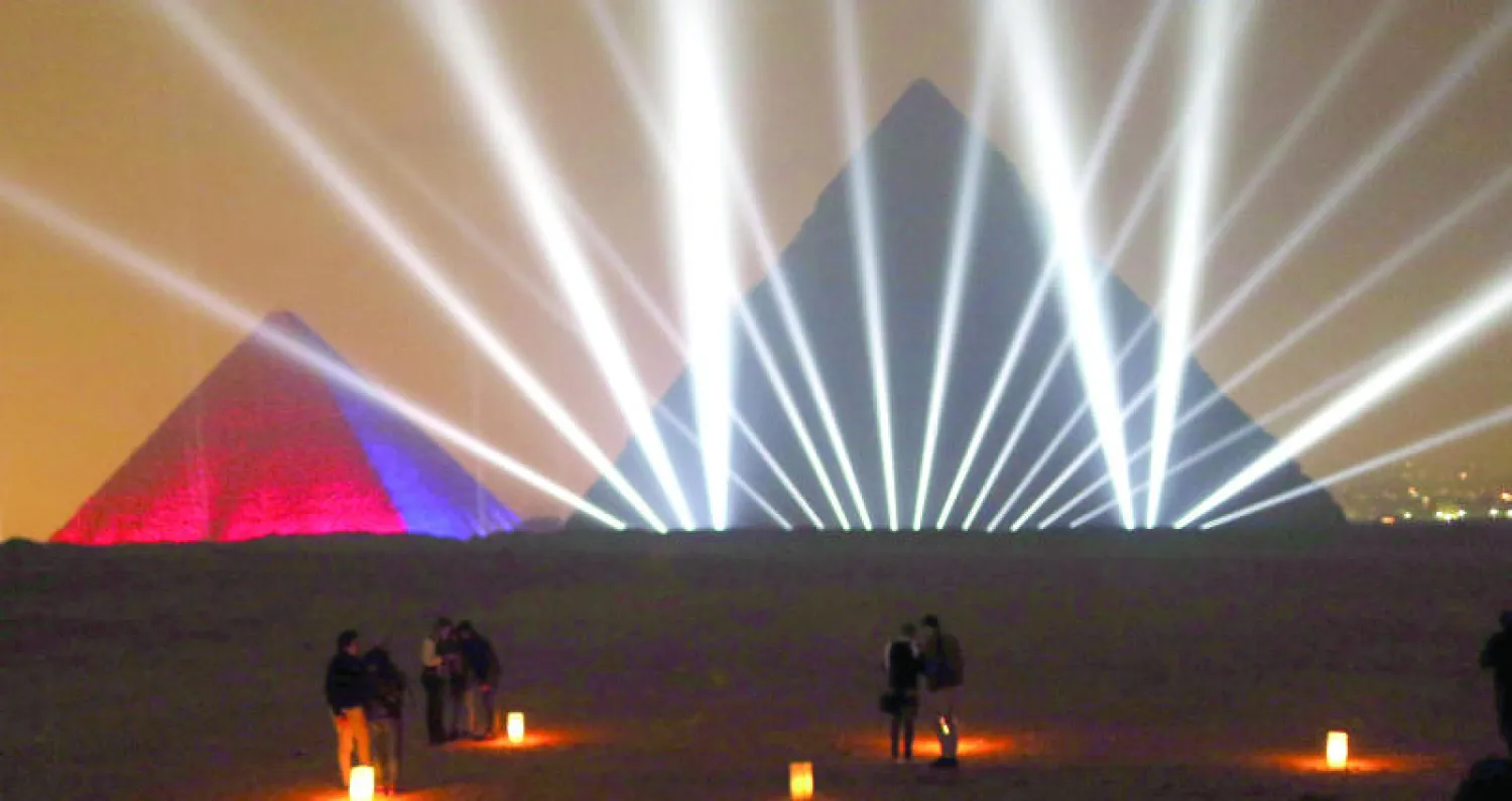 احتفلت القاهرة بالعام الجديد بالألعاب النارية على سفح هضبة الهرم (إ.ب.أ)