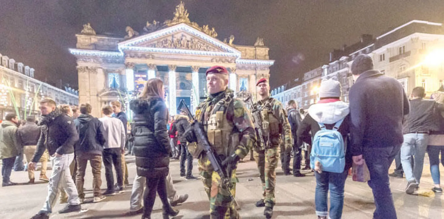 حضور أمني بلجيكي في الميدان الكبير بالعاصمة بروكسل قبل ساعات من احتفالات العام الجديد أول من أمس (أ.ب)