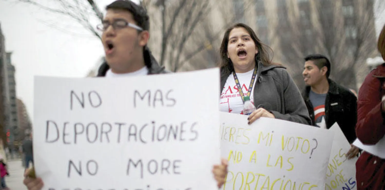 مظاهرة مناهضة لترحيل الأجانب من أميركا في واشنطن، وهي من القضايا التي ستشكل تحديا كبيرا لأوباما في عامه الأخير في السلطة (رويترز)