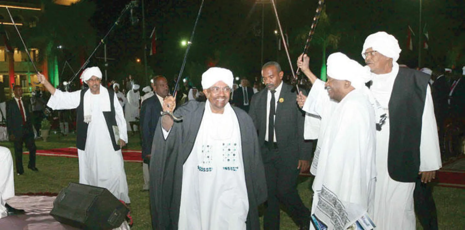 الرئيس عمر البشير خلال مشاركته أمس في الاحتفال  الذي أقيم في الخرطوم بمناسبة الذكرى الـ 60 لاستقلال السودان (أ.ف.ب)