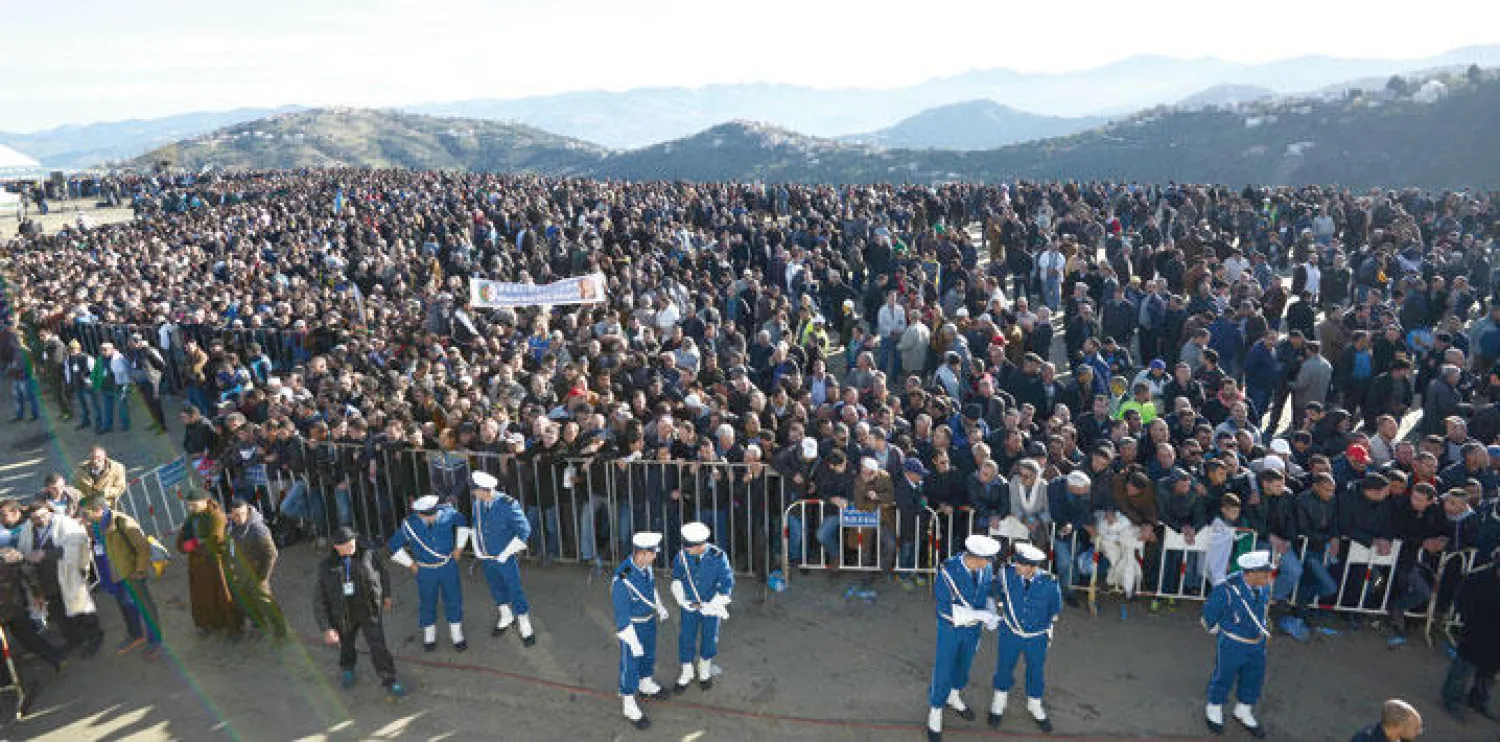 آلاف الجزائريين جاءوا من مختلف المدن لتشييع جثمان زعيم ثورة التحرير حسين آيت أحمد (أ.ف.ب)