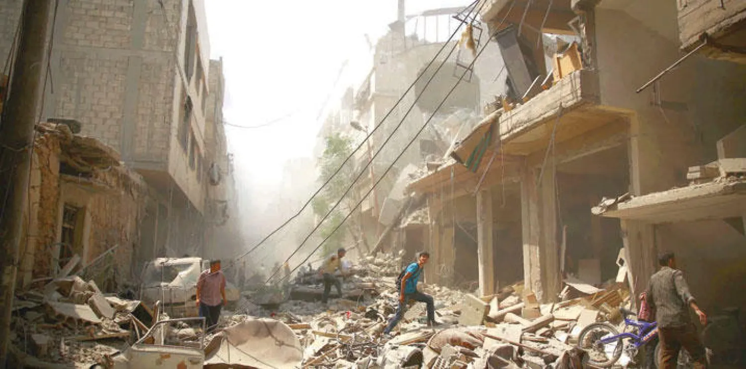 سوريون يسيرون وسط دمار سببته غارة لطيران النظام السوري بأحد شوارع دوما الواقعة شرق العاصمة دمشق (أ ف ب)