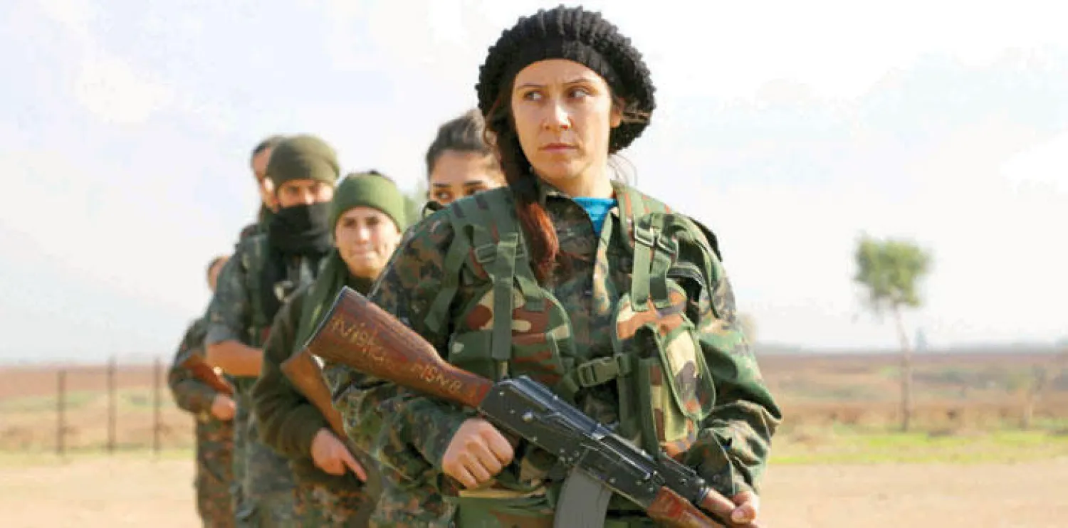 نساء سريانيات يشاركن في تدريب عسكري في مدينة القحطانية بالقرب من الحدود السورية - التركية في ديسمبر 2015 (أ.ف.ب)