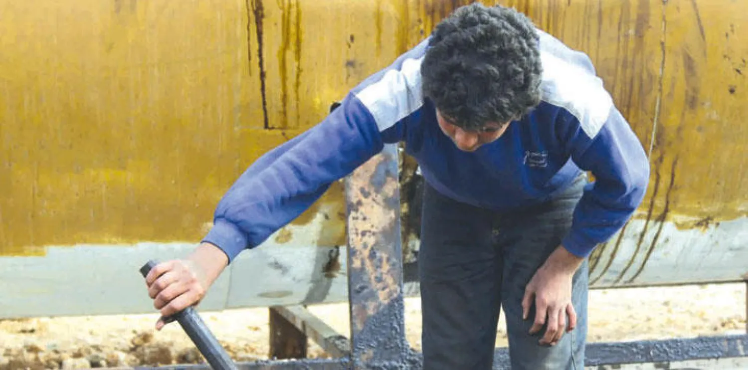 طفل سوري يعاين آثار حريق خلفته إحدى القنابل في إدلب (رويترز)