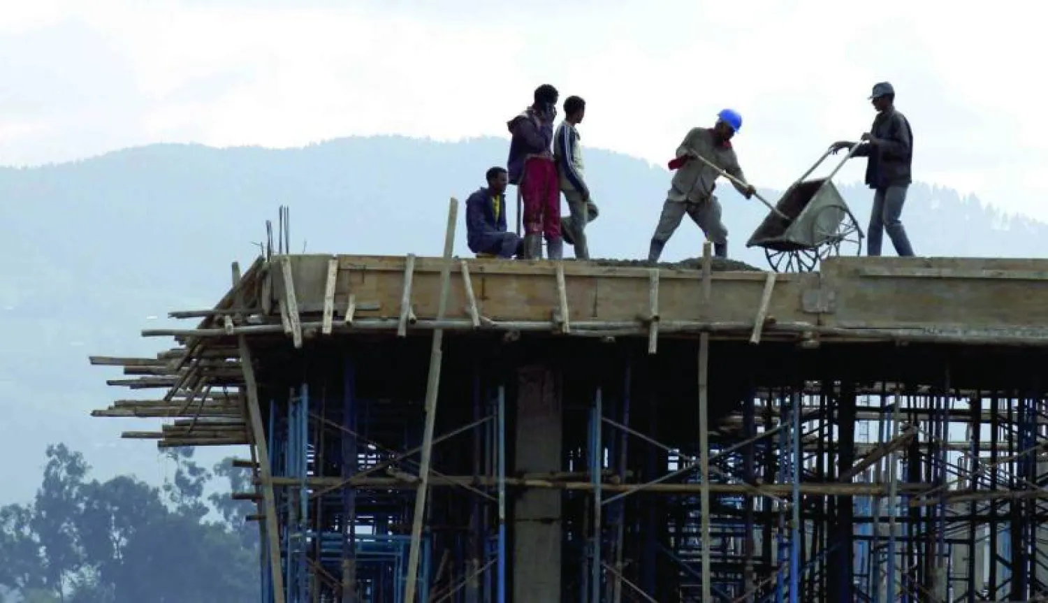 ركزت الخطط الوطنية في إثيوبيا على تحقيق التنمية على نطاق واسع والحد من الفقر وتحقيق الأهداف الإنمائية للألفية (رويترز)