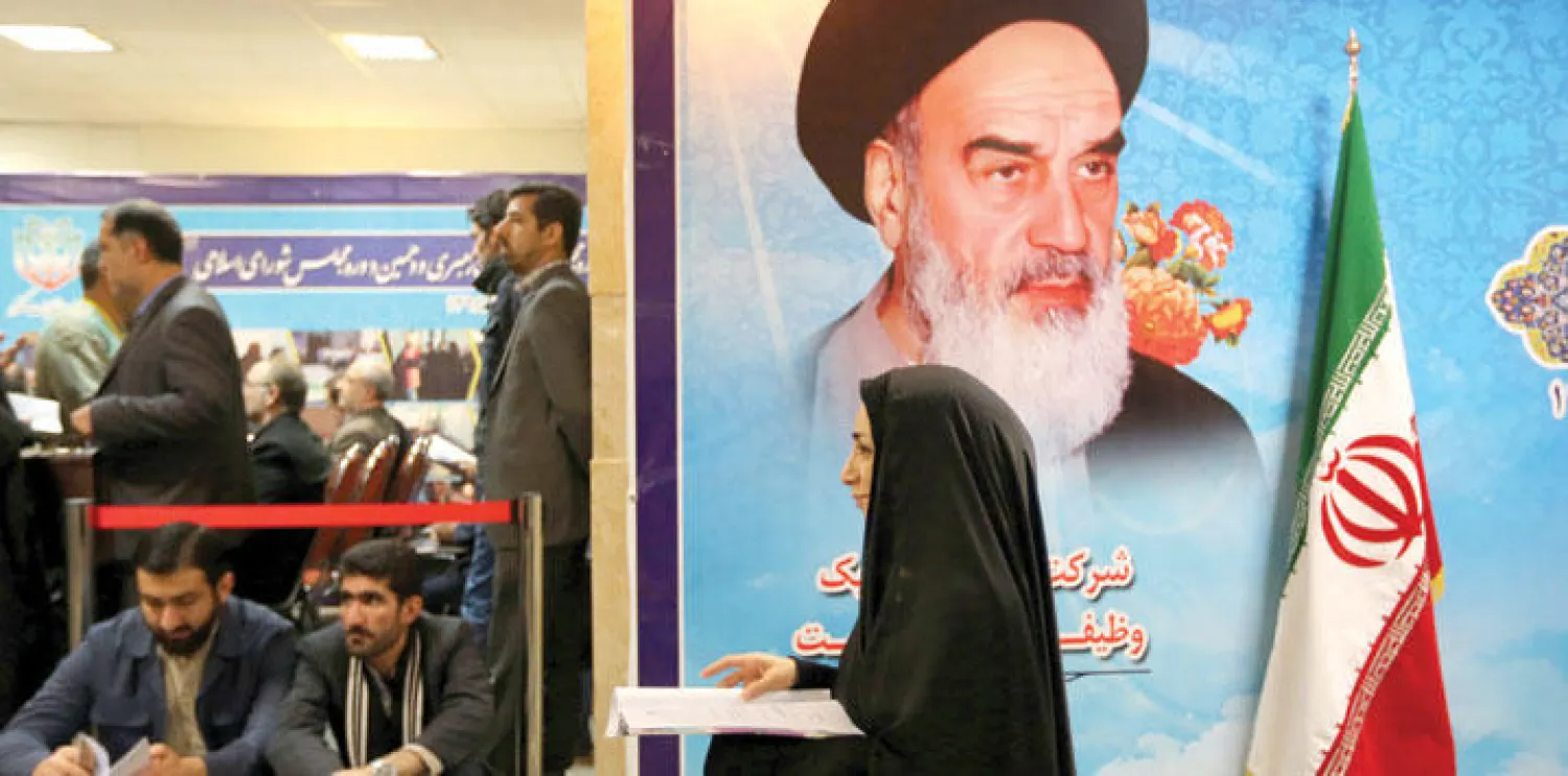 إيرانية تسجل ترشحها لخوض انتخابات مجلس الخبراء في وزارة الداخلية الإيرانية في طهران في 21 ديسمبر الماضي (أ.ف.ب)