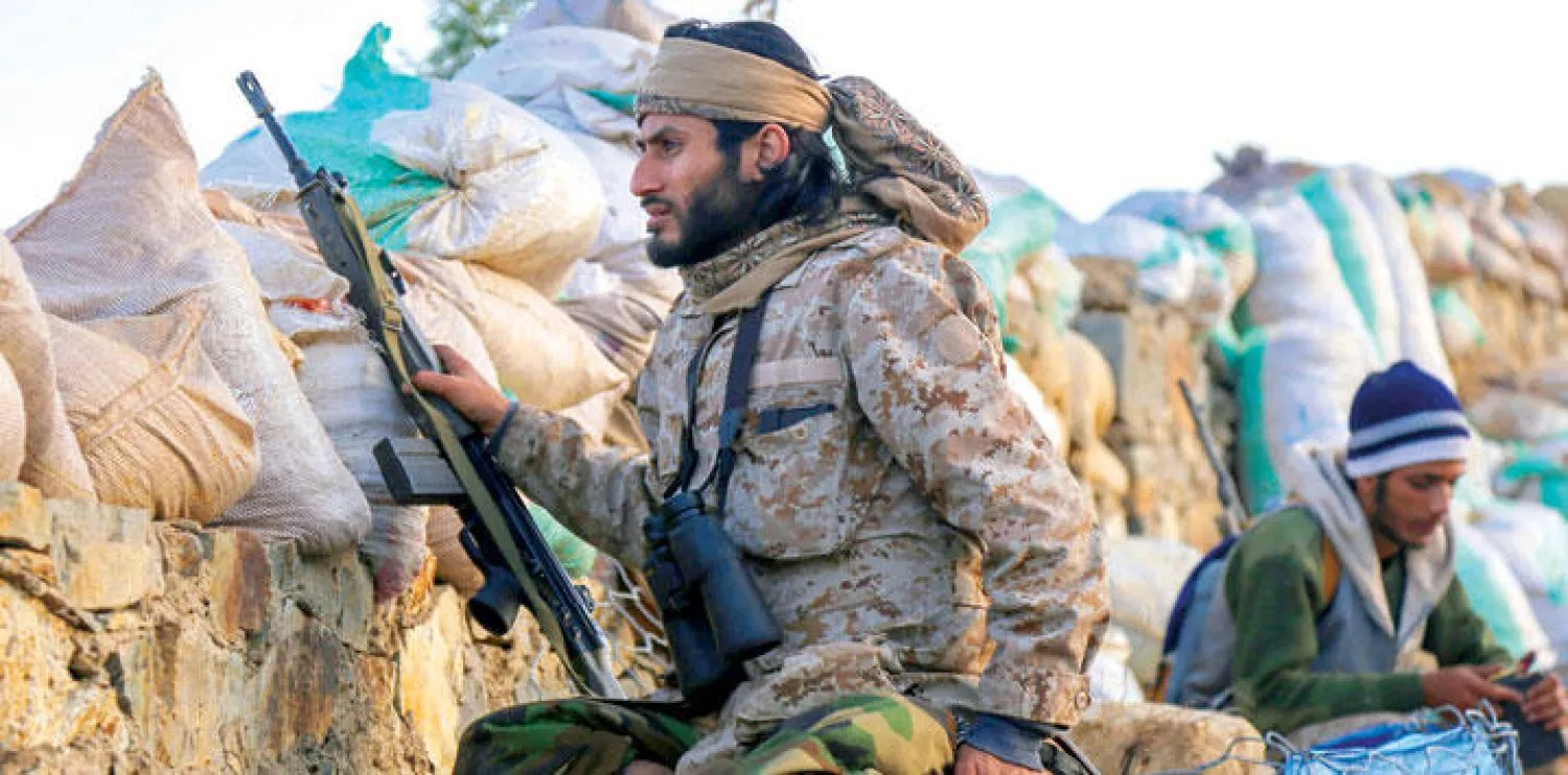 يمني من المقاومة الشعبية يستعد للمواجهة في إحدى ضواحي تعز (أ.ف.ب)