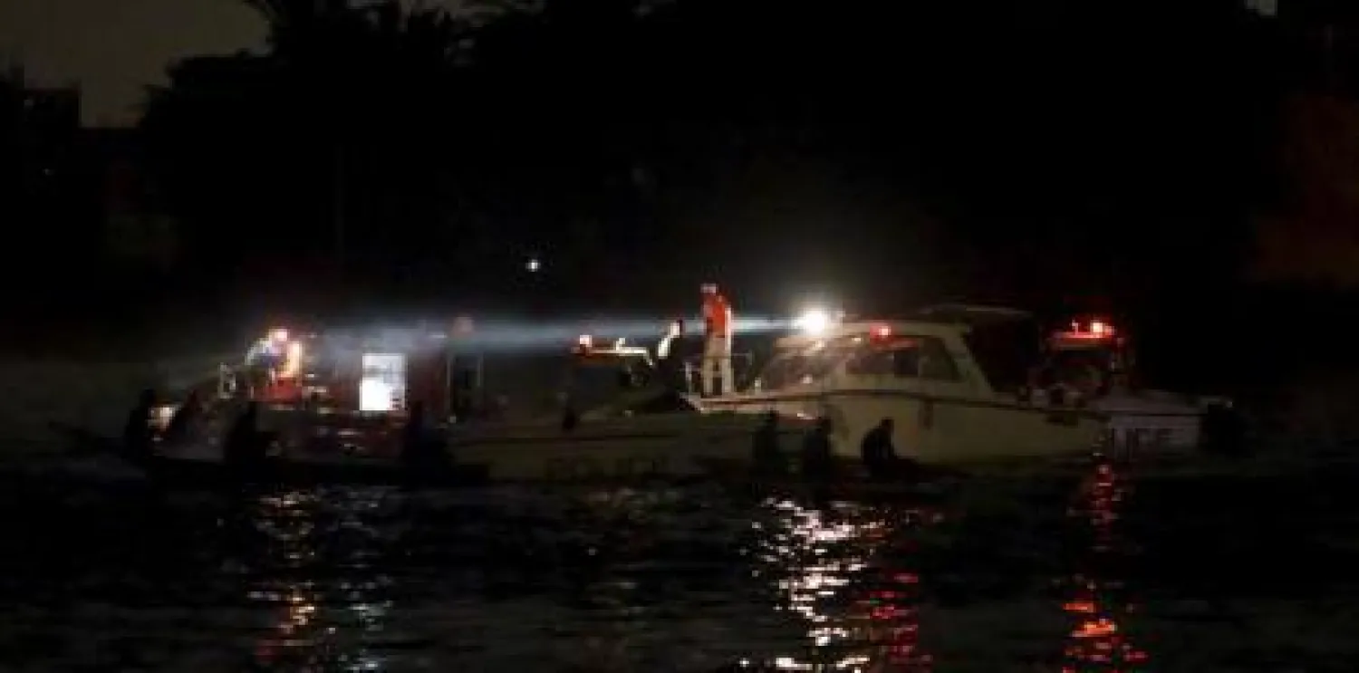 رجال انقاذ يبحثون عن ضحايا غرق قارب نهري في الجيزة بمصر يوم 23 يوليو تموز 2015.  (رويترز)