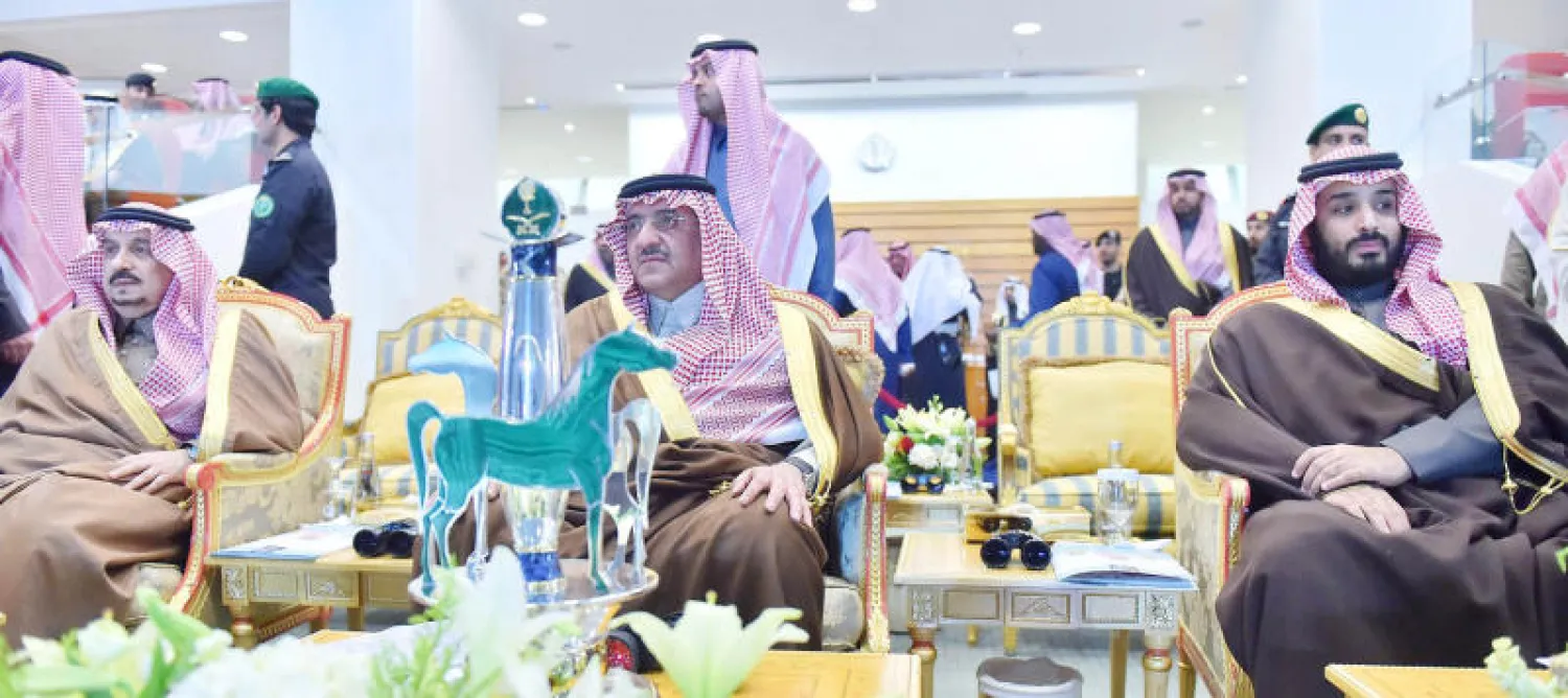 ولي العهد وإلى جانبه الأمير فيصل بن بندر أمير الرياض وولي ولي العهد الأمير محمد بن سلمان في منصة الحفل (واس)