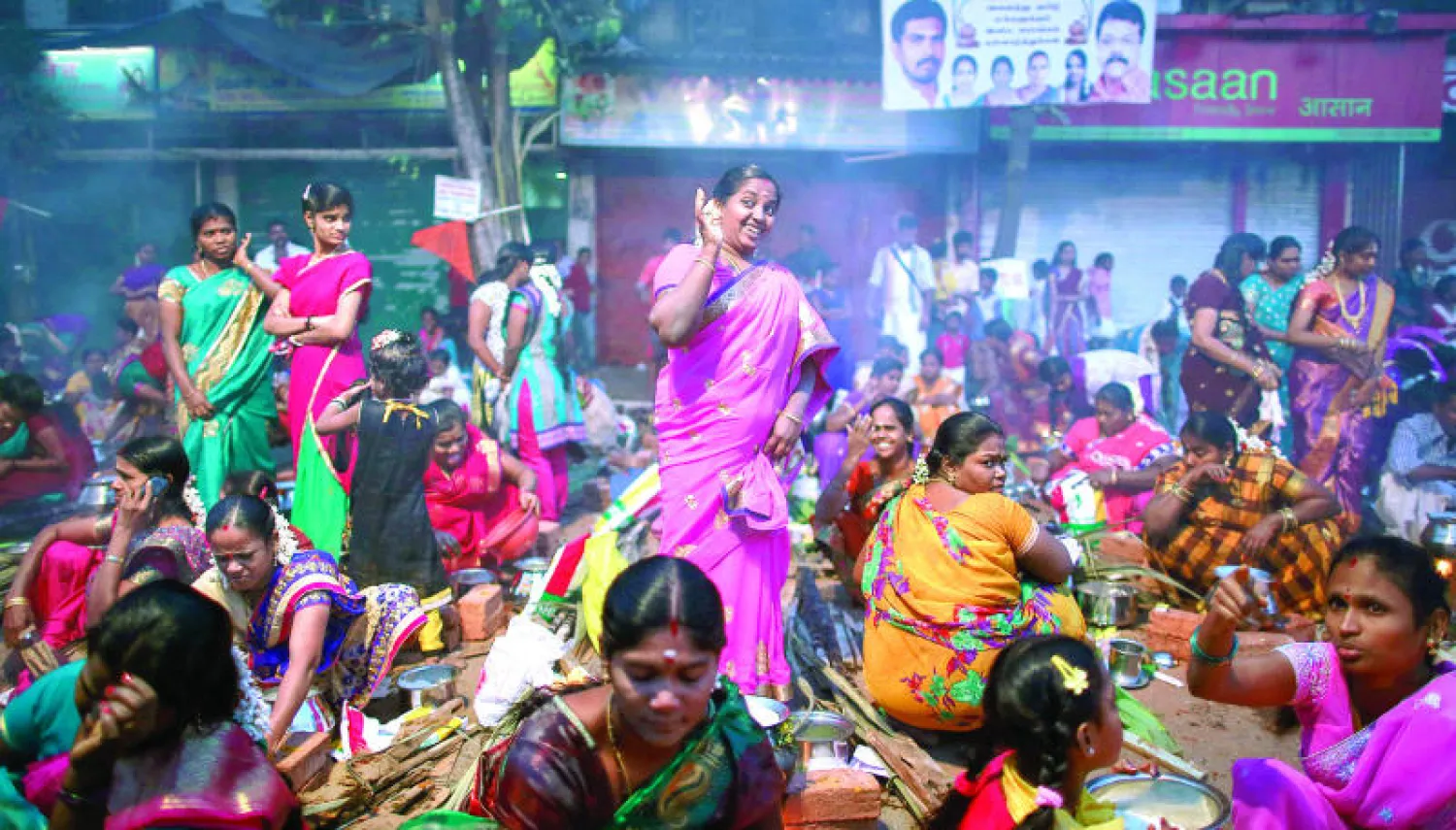 هنديات يحتفلن بأحد الأعياد التقليدية في شوارع المدينة الهندية مومباي (رويترز)