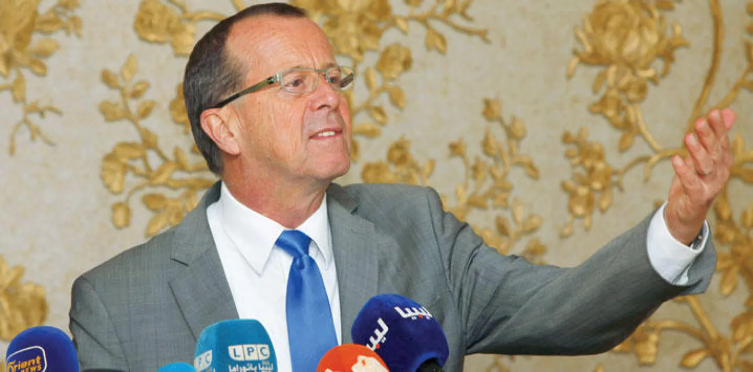 الممثل الخاص للأمين العام للأمم المتحدة مارتن كوبلر أثناء مؤتمر صحافي في مطار معيتيقة بطرابلس (رويترز)