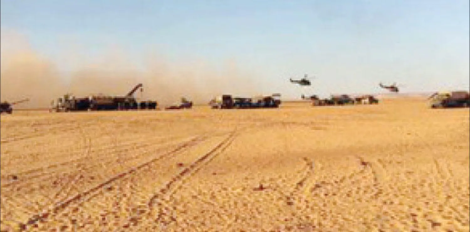 مجموعة من العربات المدرعة الخفيفة والطائرات المروحية في الصحراء الكبرى كجزء من أكبر انتشار عسكري فرنسي ضد المتطرفين (نيويورك تايمز)