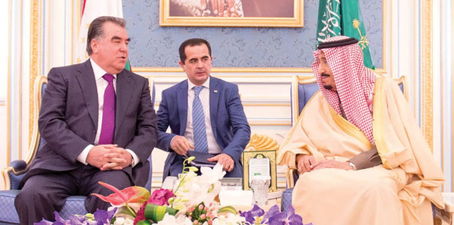 خادم الحرمين الشريفين خلال جلسة المباحثات التي عقدها مع رئيس طاجيكستان في قصر اليمامة أمس (واس)