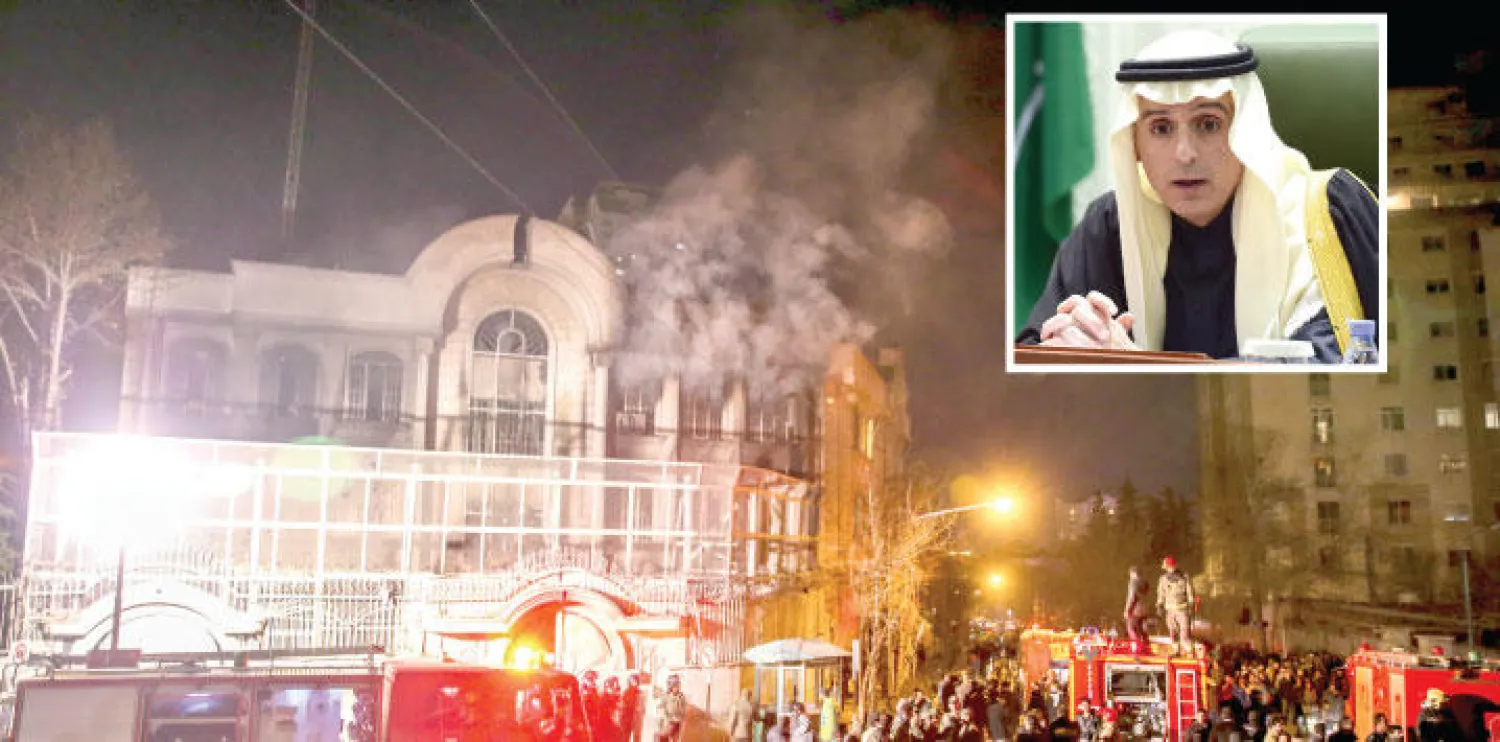 الدخان يتصاعد من مبنى السفارة السعودية في طهران بعد الاعتداء عليها أمس (أ.ب) .. وفي الإطار الجبير يتحدث خلال المؤتمر الصحافي في الرياض أمس (تصوير: عبد الرحمن السالم)