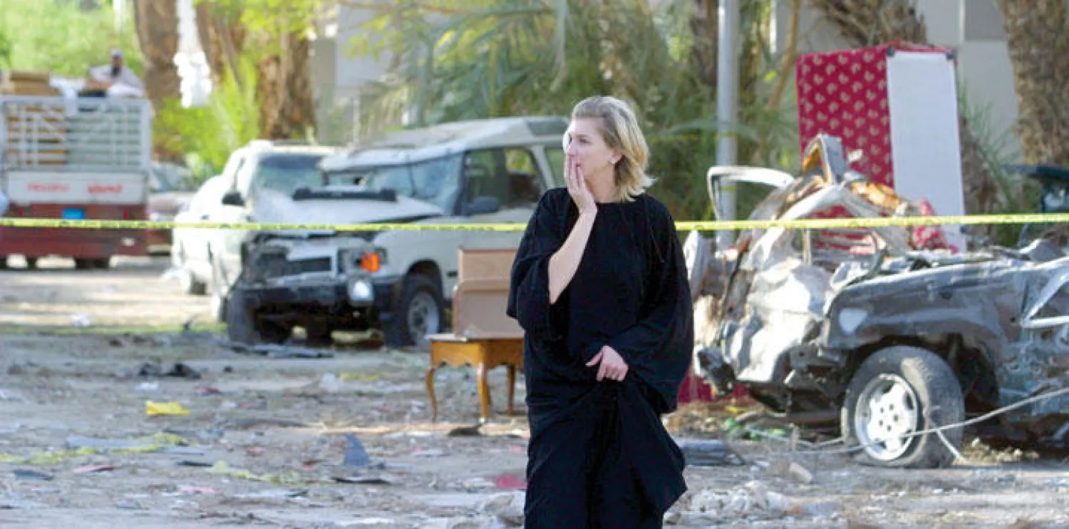 آثار الصدمة والهول تبدو على وجه مقيمة أجنبية إثر التفجيرات الإرهابية التي حدثت في حي المحيا بالرياض ({الشرق الأوسط})