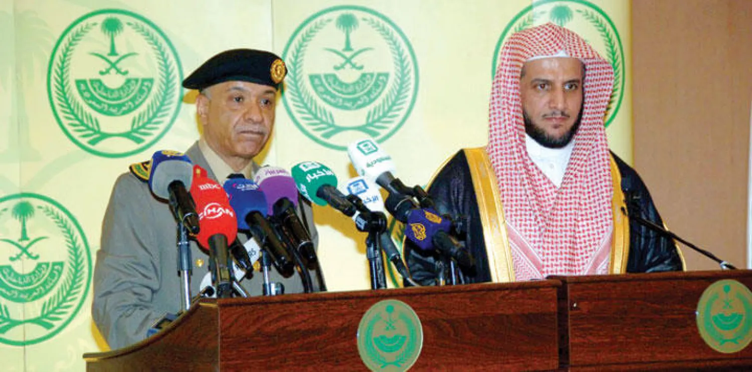 اللواء منصور التركي المتحدث الأمني في وزارة الداخلية السعودية ومنصور القفاري المتحدث باسم وزارة العدل السعودية خلال مؤتمر صحافي في الرياض أمس  (واس)