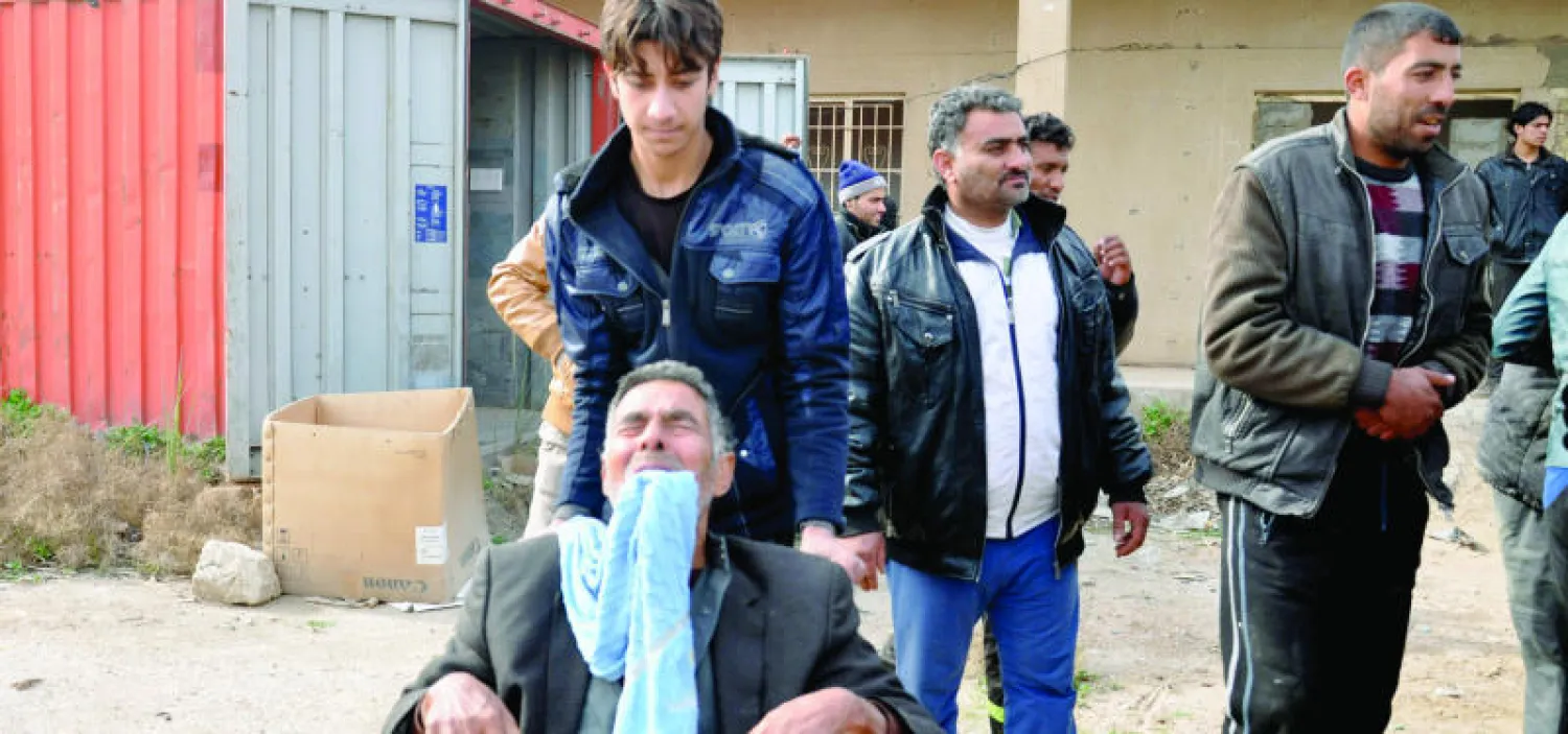 جانب من عمليات إجلاء المدنيين المحاصرين في الرمادي أول من أمس (أ.ب)