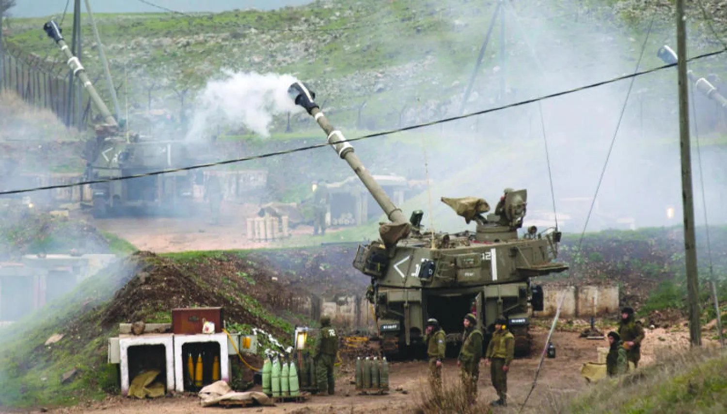 قصف مدفعي إسرائيلي استهدف الجانب اللبناني من الحدود (بلدة شبعا)، أمس، ردا على انفجار عبوة ضد الجيش الإسرائيلي في قاعدة هار دوف دون وقوع إصابات وفقا لتقارير الجيش الإسرائيلي (إ.ب.أ)