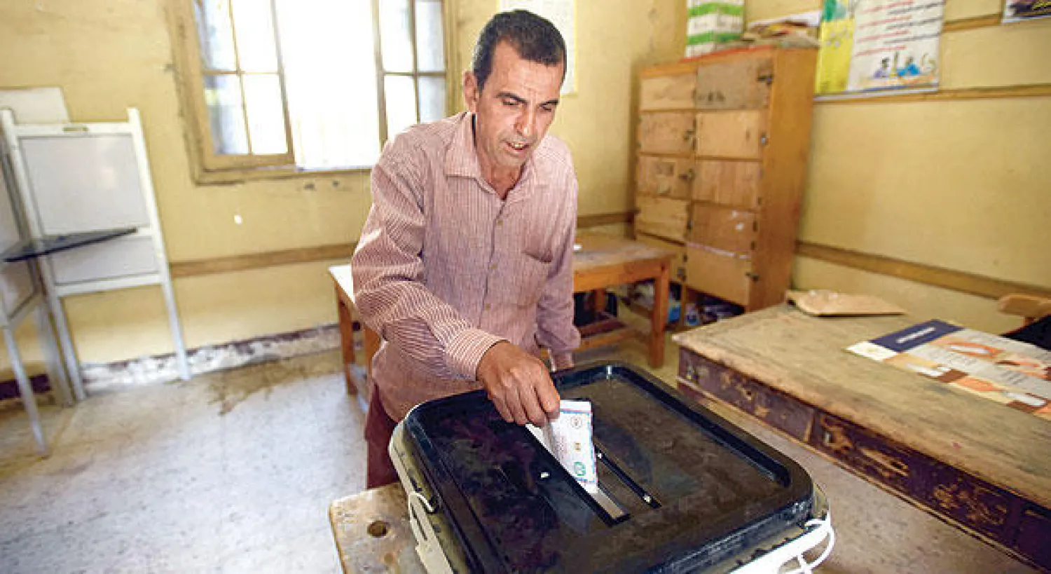 مواطن مصري في منطقة شبين الكوم بالمنوفية لدى إدلائه بصوته في الدورة الثانية من الانتخابات المصرية التي جرت بداية ديسمبر الماضي (أ ف ب)