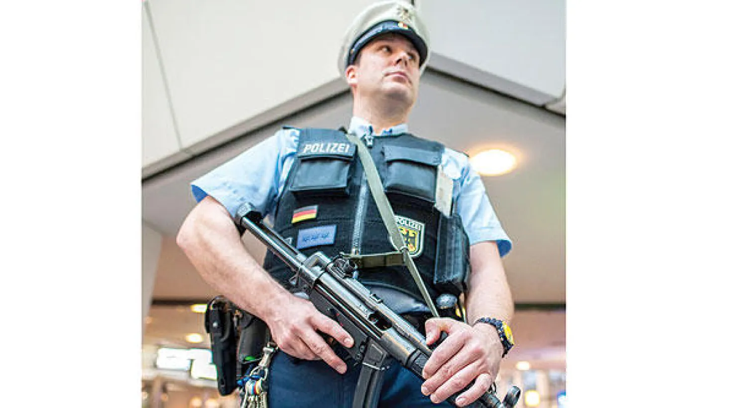 شرطي ألماني بجهوزية تامة في مطار تيغال ببرلين بعد التفجيرات الإرهابية التي ضربت باريس وخلّفت 129 قتيلاً في 13 نوفمبر الماضي (إ ب أ)