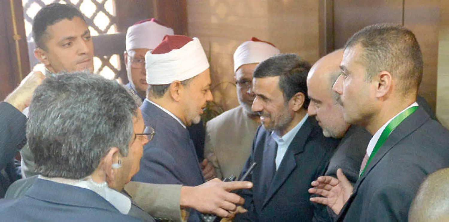 شيخ الأزهر أحمد الطيب أكتفى باستقبال الرئيس الإيراني السابق محمود أحمدي نجاد في بهو جامع الأزهر بالقاهرة عام 2013 دون إستقبال بروتوكولي (أ.ف.ب)