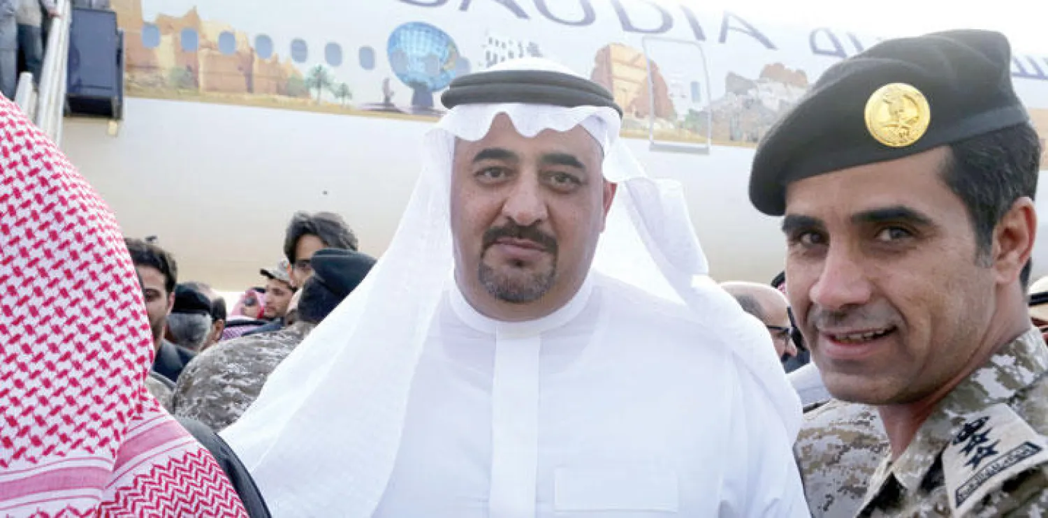 اسحاق العريني القائم بالأعمال السعودي لدى طهران خلال وصوله إلى مطار الرياض أمس. (تصوير: سعد الدوسري)