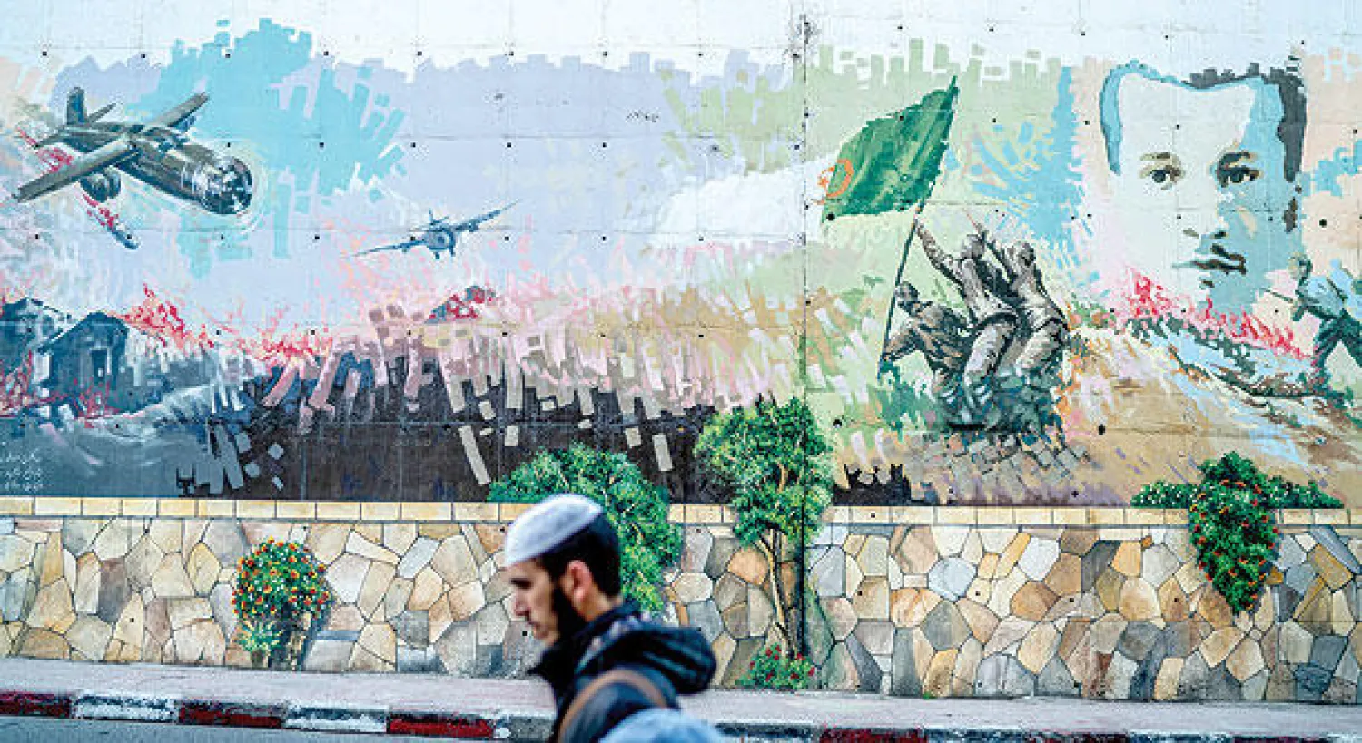 جدارية تمجد يوم الاحتفال باستقلال الجزائر عن فرنسا في وقت يسود الغموض حول صحة الرئيس عبد العزيز بوتفليقة ديسمبر الماضي (نيويورك تايمز)