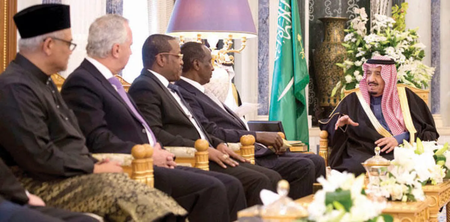 الملك سلمان بن عبد العزيز لدى استقباله السفراء الجدد في الرياض أمس (واس)