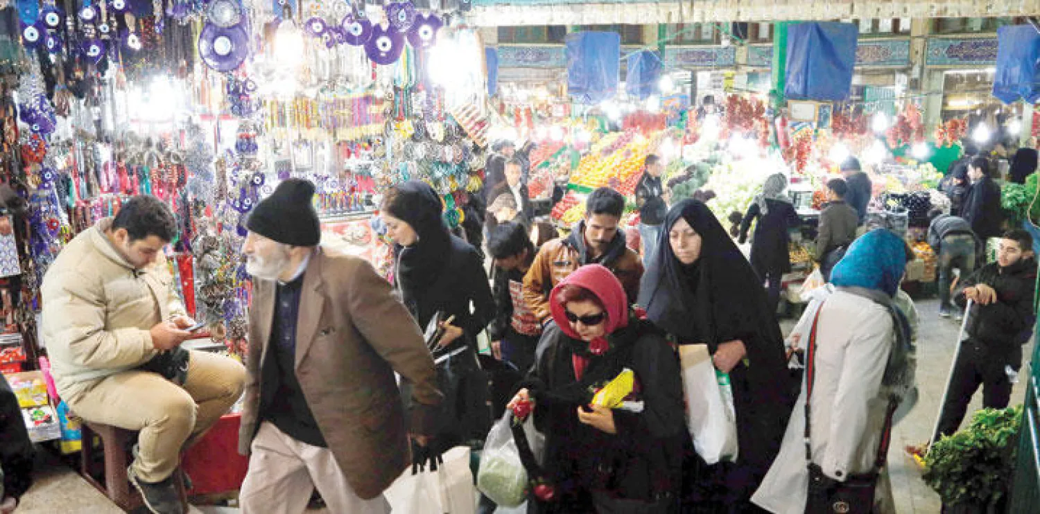إيرانيون يتسوقون في أحد الأسواق الشعبية في العاصمة طهران (إ.ب.أ)