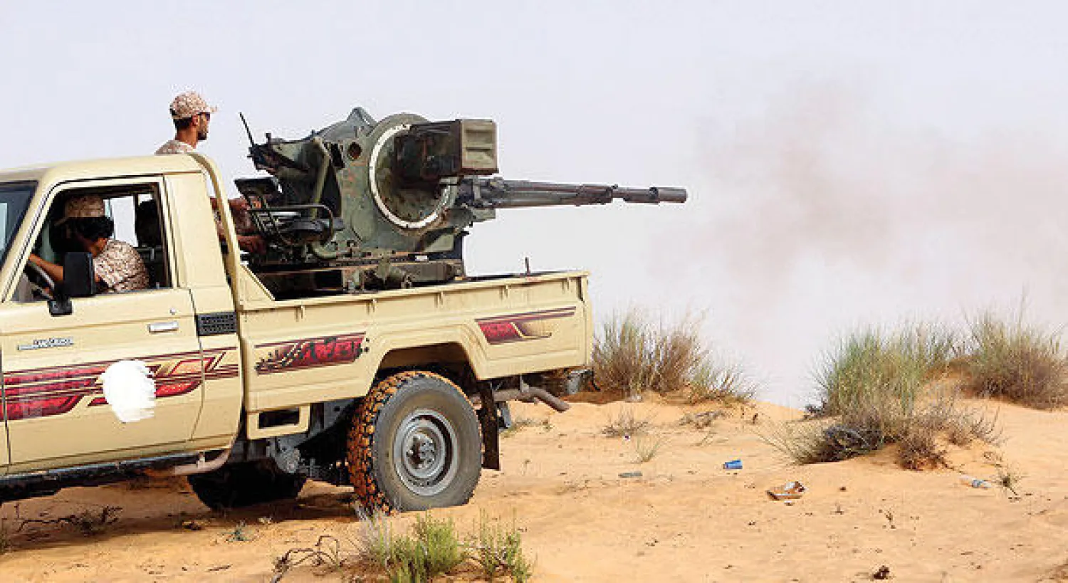 مقاتلون من ميليشيات «فجر ليبيا» خلال المواجهات الأخيرة مع القوات الموالية للحكومة المعترف بها دوليًا في ضواحي طرابلس (أ.ف.ب)