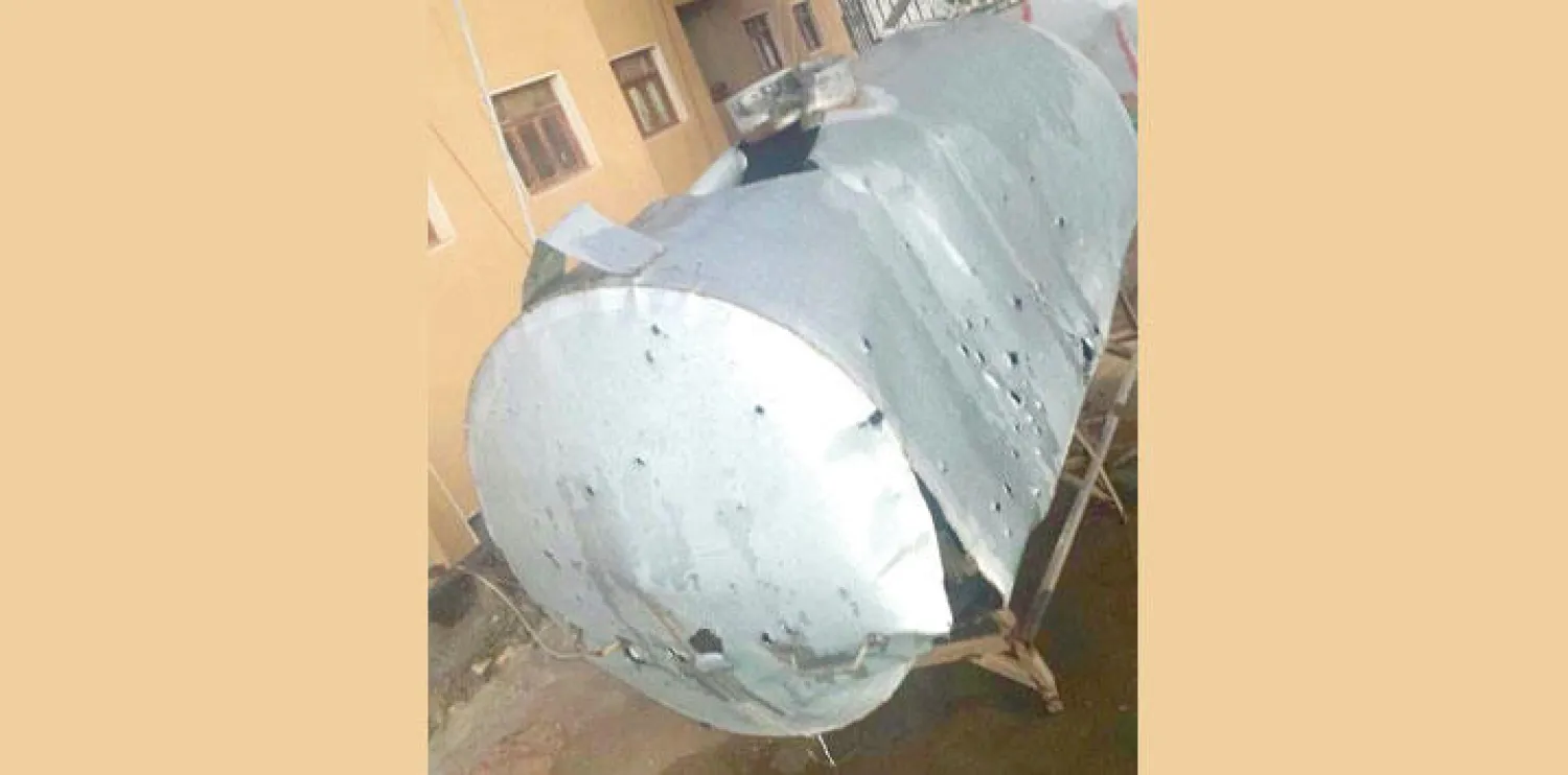 آثار شظايا الصاروخ الباليستي الذي أطلقه الحوثيون وانفجر في سماء صنعاء