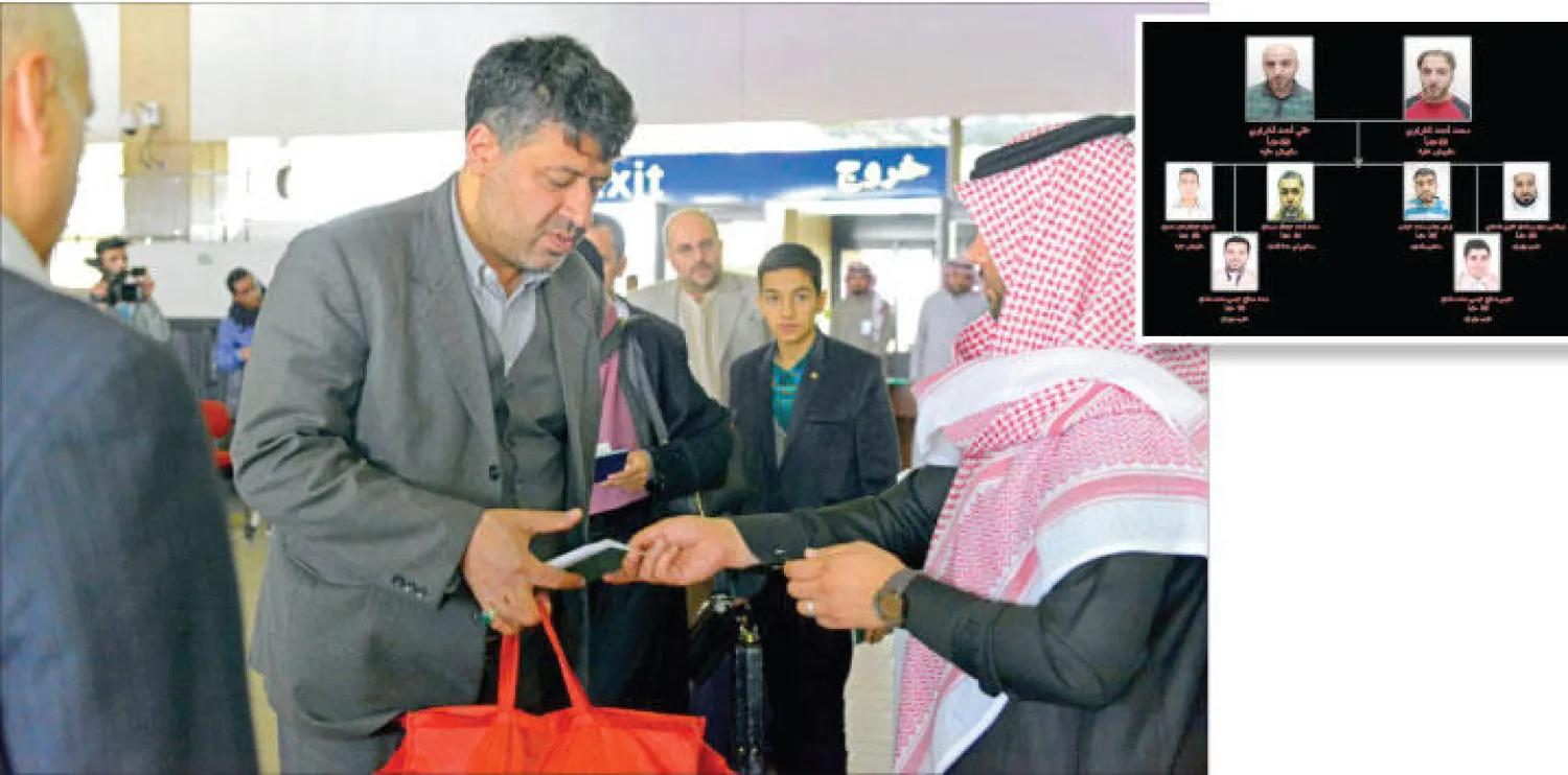 أعضاء البعثة الدبلوماسية الإيرانية لدى مغادرتهم الأراضي السعودية بعد تقديم التسهيلات اللازمة في مطار الرياض أمس (واس).. وفي الإطار رسم توضيحي نشرته الداخلية البحرينية أمس لأعضاء الخلية الإرهابية التي جرى تفكيكها (وكالة الأنباء البحرينية)