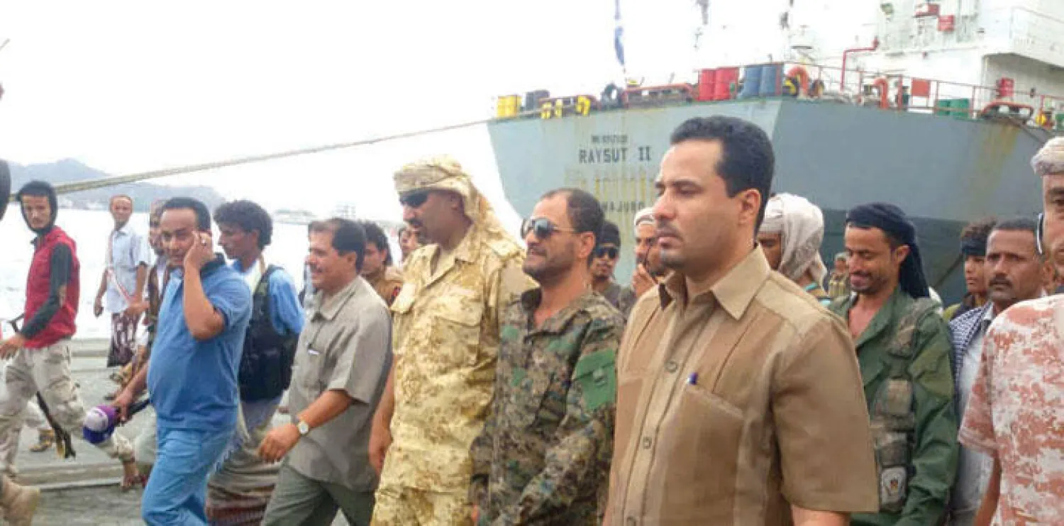 وزير النقل والمحافظ في ميناء عدن