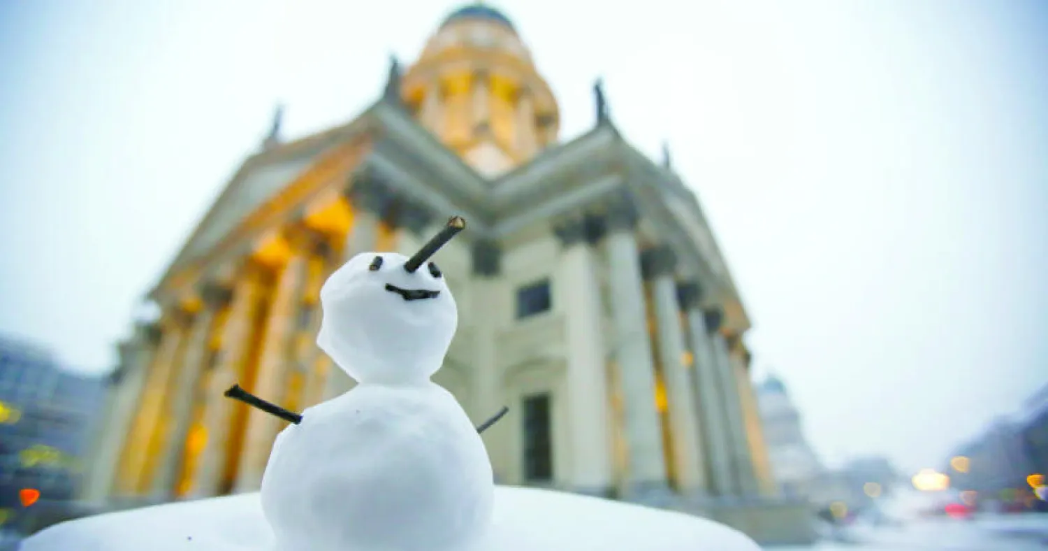 رجل الثلج موضوع في ميدان السوق الكبير في برلين بعد سقوط كمية كبيرة من الثلوج أمس (رويترز)