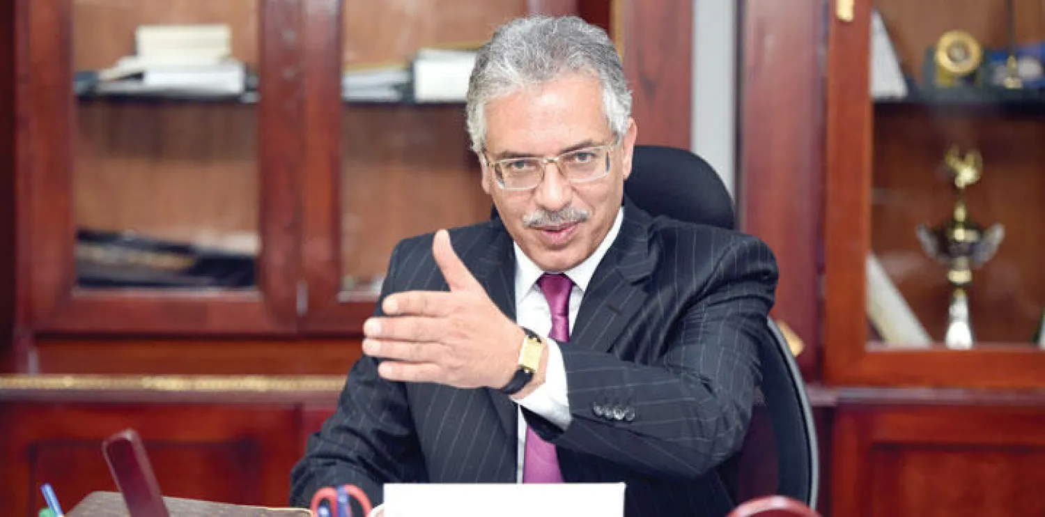 وزير العدل التونسي الجديد عمور منصور يباشر مهامه في مكتبه بأريانة بعد تقلد منصبه الجديد أمس (أ.ف.ب)