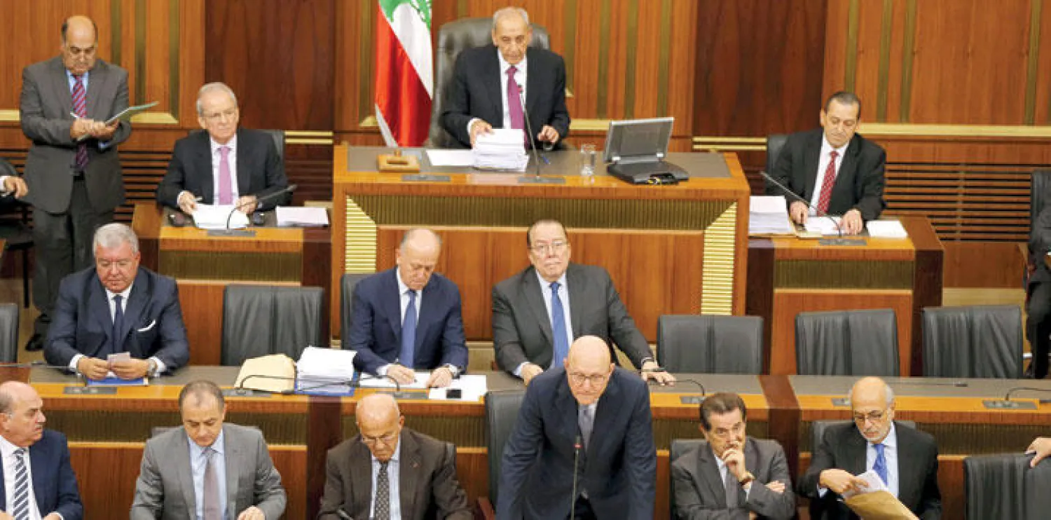 رئيس الوزراء اللبناني تمام سلام في صورة تعود إلى نوفمبر الماضي يتحدث أمام جلسة دورية للبرلمان (رويترز)
