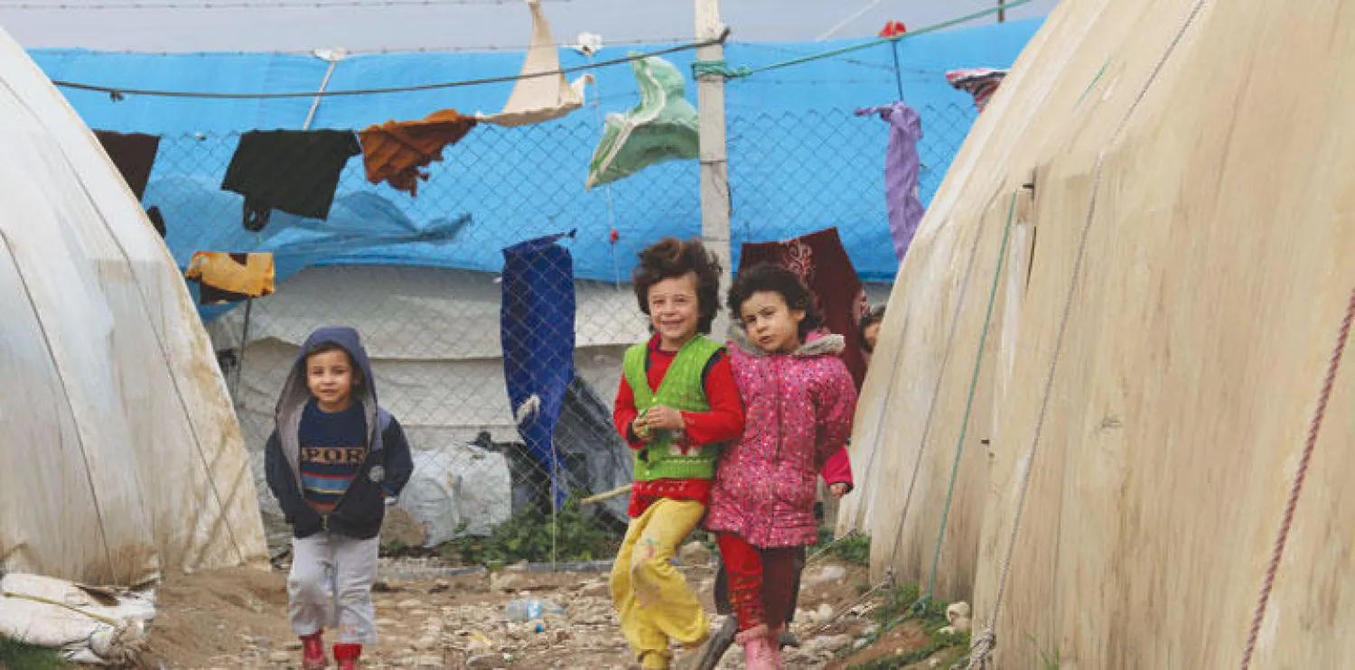 أطفال عائلات تركمانية نزحت من الموصل وتلعفر في مخيم للنازحين قرب كركوك أمس (أ.ف.ب)