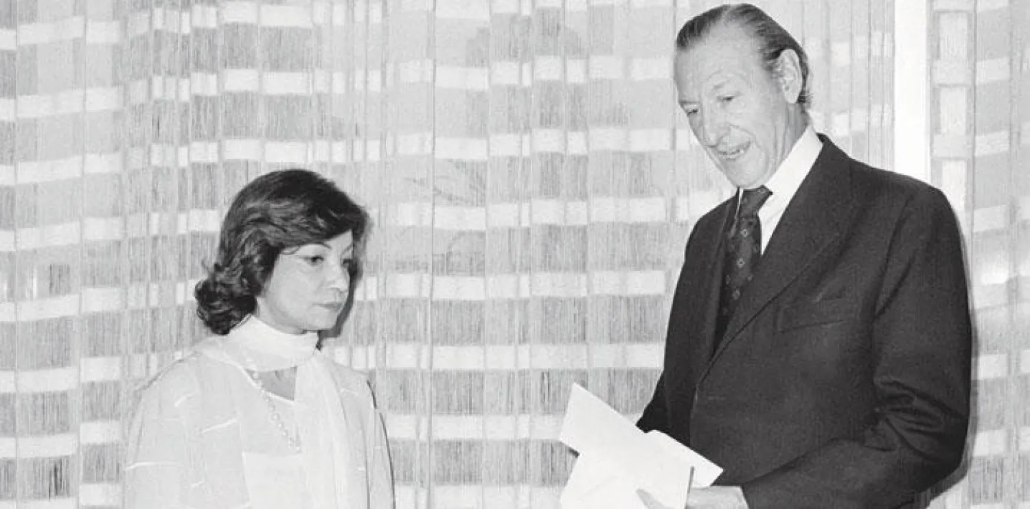 الأميرة أشرف بهلوي مع الأمين العام الأسبق للأمم المتحدة كورت فالدهايم في 20 يونيو 1975 (أ.ب)