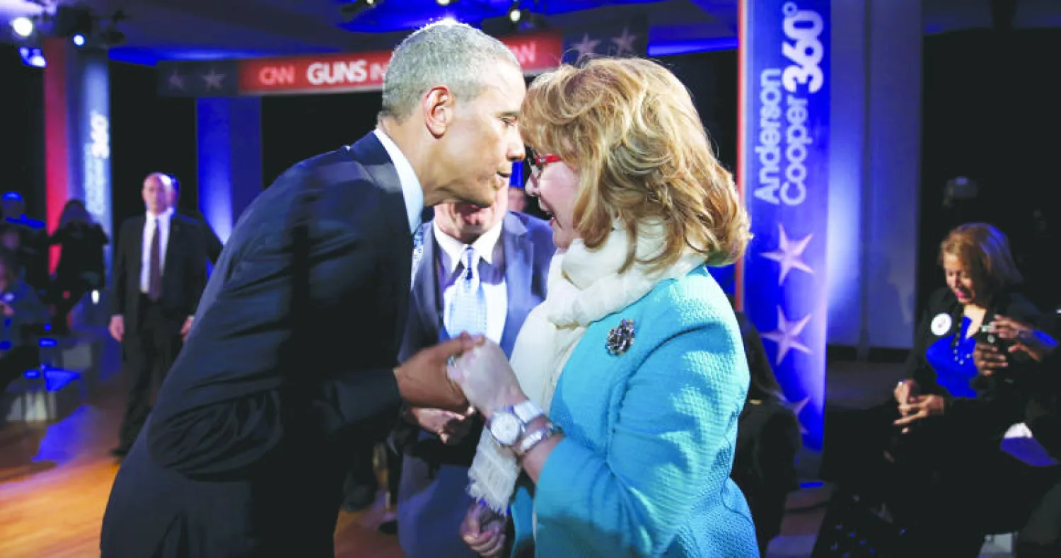 الرئيس الأميركي باراك أوباما يستقبل غابرييل جيفورد إحدى ضحايا الاعتداءات بالأسلحة النارية خلال ندوة نظمتها شبكة «سي إن إن» في فرجينيا مساء أول من أمس (رويترز)