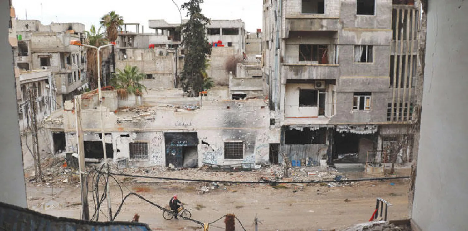 آثار الدمار الذي حل بأبنية في عربين بريف دمشق التي تسيطر عليها المعارضة السورية جراء قصفها أمس (أ ف ب)