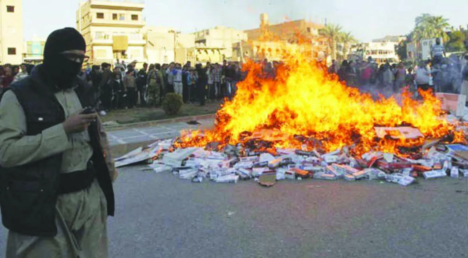 داعش يحرق سجائر صادرها في مناطق سيطرته في الرقة وحمص ودير الزور