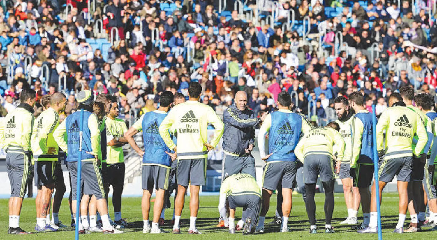 زيدان يوجه لاعبي الريـال قبل خوض الاختبار الأول كمدرب اليوم (إ.ب.أ)