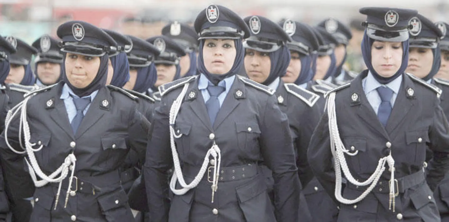 جانب من استعراض بمناسبة ذكرى تأسيس الشرطة العراقية حضره رئيس الوزراء حيدر العبادي في بغداد أمس (أ.ف.ب)